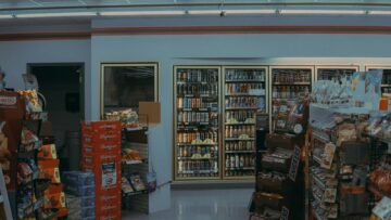 sto-edolio-gia-15-eyro-ypallilos-mini-market-1165946