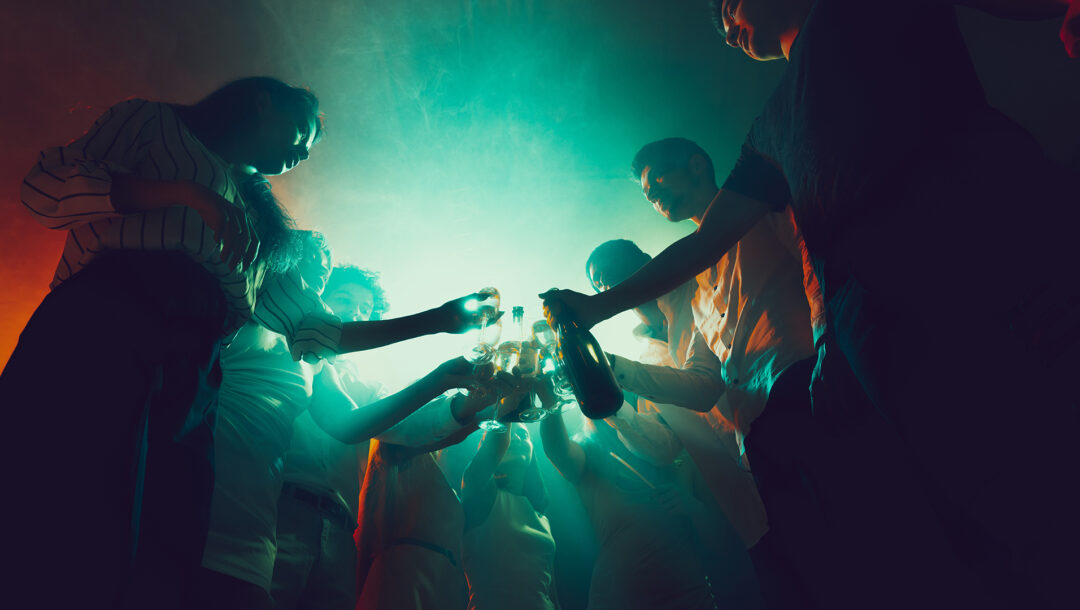 anilikoi-kai-alkool-tsigara-pos-tha-efarmostoyn-ta-nea-metra-ti-ischyei-gia-parti-epalitheysi-ilikias-1263206