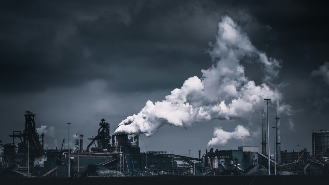 atmosfairiki-rypansi-pos-o-kakos-aeras-metafrazetai-se-provlimata-stin-kardia-1265373