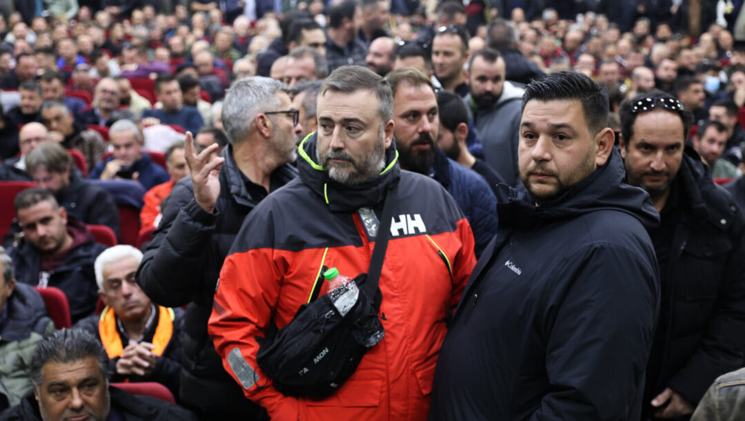 se-exelixi-i-krisimi-synantisi-sti-nikaia-asfyktika-gematos-o-choros-tis-panelladikis-syskepsis-ton-agroton-1271685