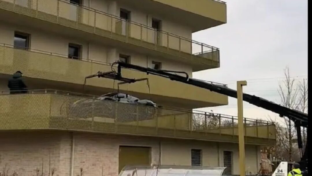 aystria-den-evriske-na-parkarei-kai-anevase-me-gerano-ti-ferari-sto-mpalkoni-toy-1271792