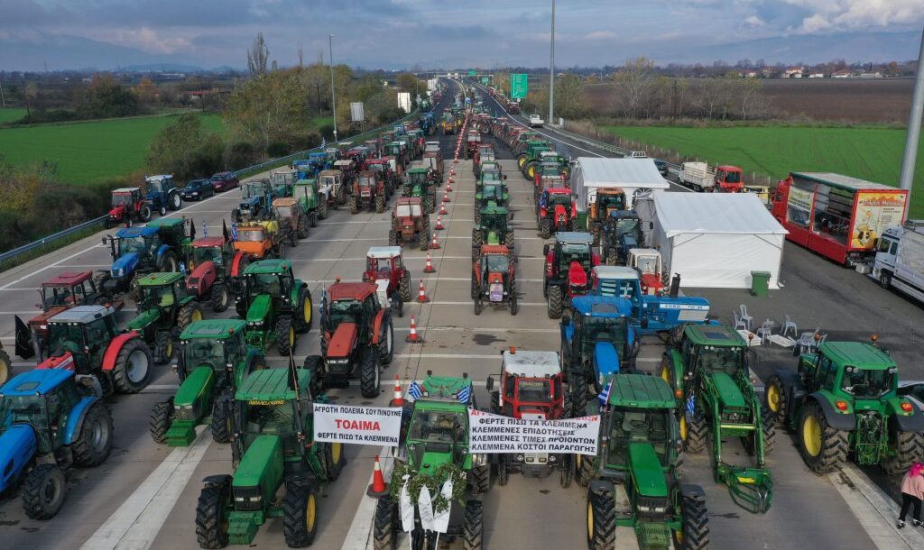 ora-apofaseon-gia-ta-agrotika-mploka-meta-tin-prosklisi-mitsotaki-simera-i-synedriasi-sti-nikaia-1271623