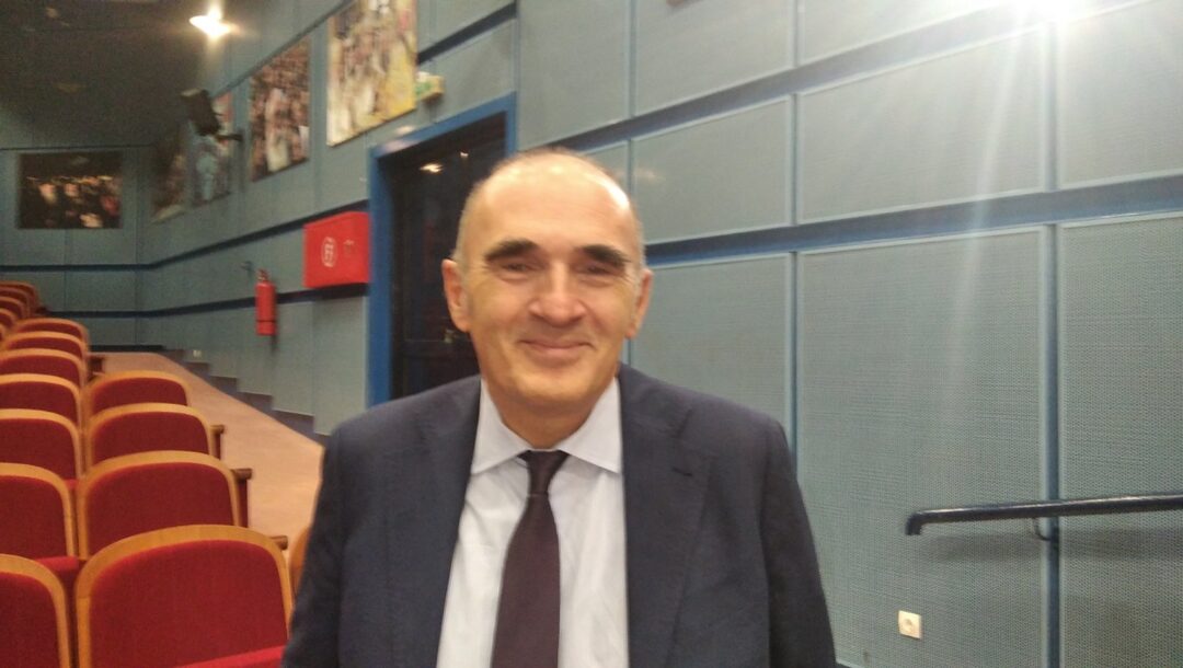 tha-einai-dipla-stin-koinonia-1271576