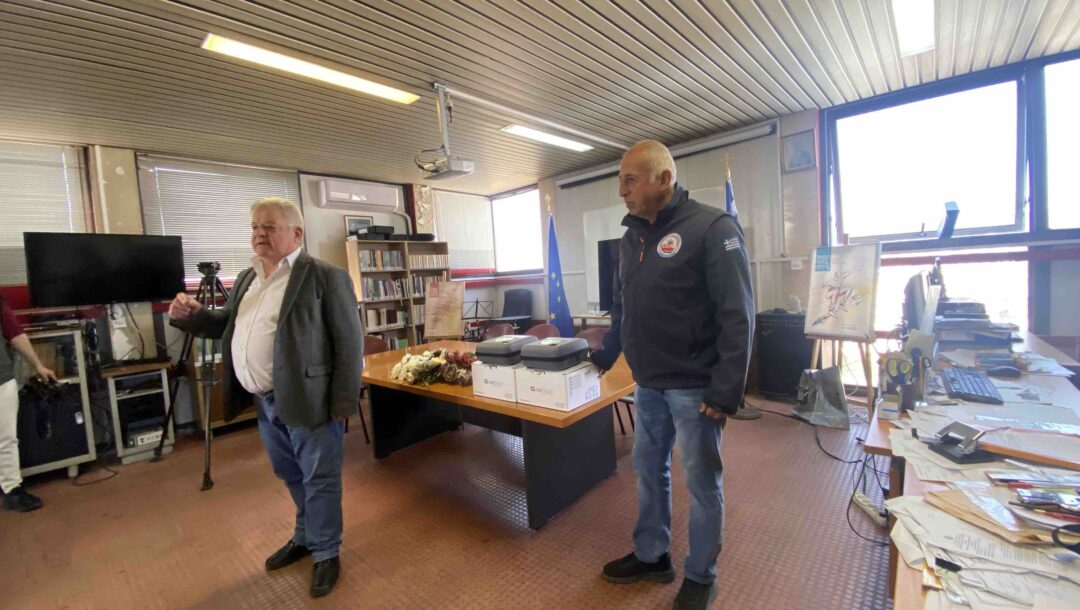 praxi-zois-apo-mitera-ston-volo-dorise-apinidotes-se-dyo-scholeia-sti-mnimi-toy-gioy-tis-poy-efyge-apo-anakopi-1295521