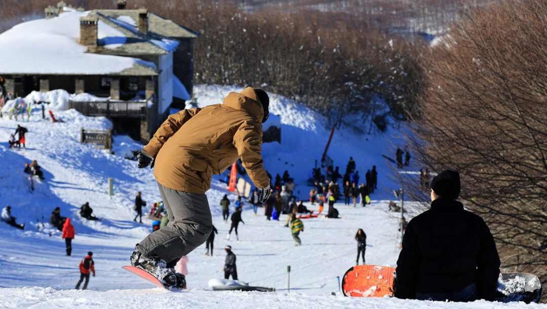 kleisto-to-chionodromiko-pilioy-me-chioni-i-sezon-gia-emas-elixe-leei-o-dieythynon-symvoylos-tis-kentayron-oros-orgi-epaggelmation-1301339